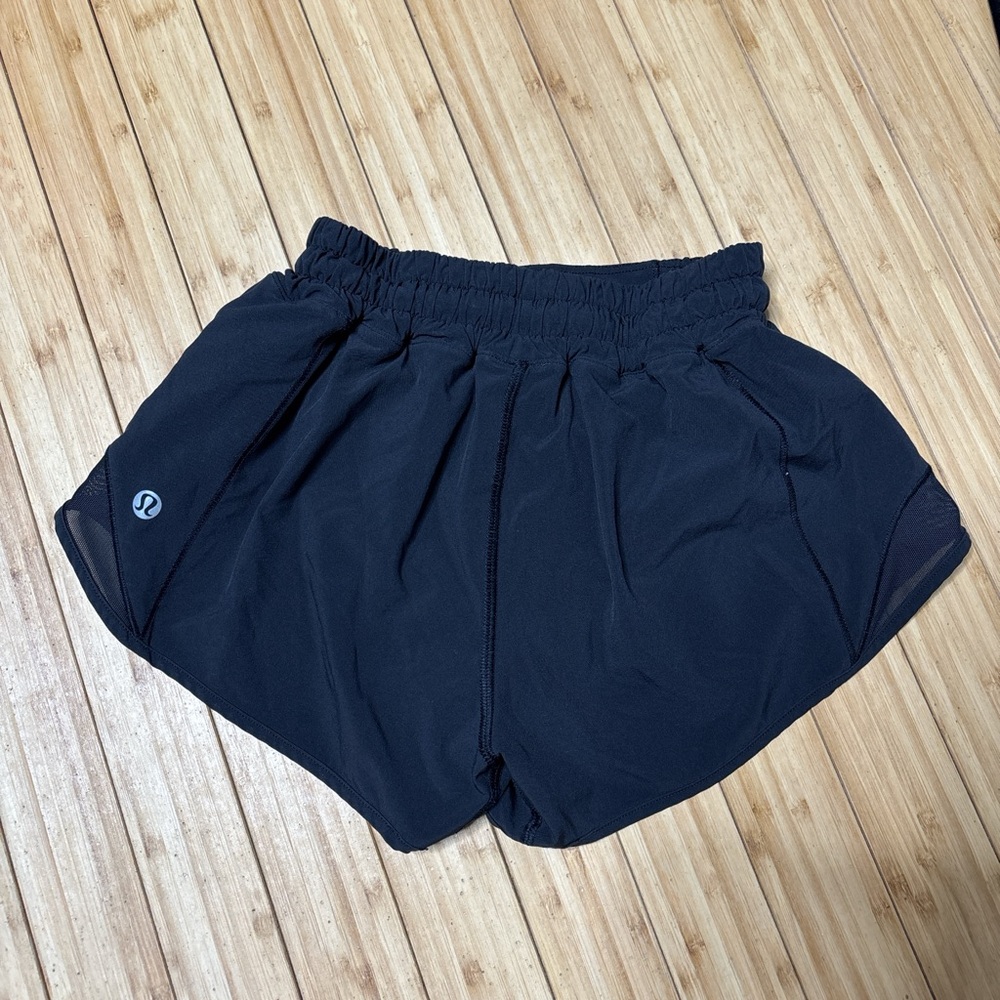 Lululemon Black Hottie Hots 2.5”